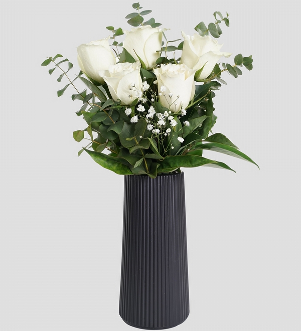 Çizgili Siyah Vazoda Beyaz Güller